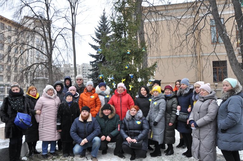 В центре Киева установили елку в честь погибших Героев Небесной Сотни (фото)