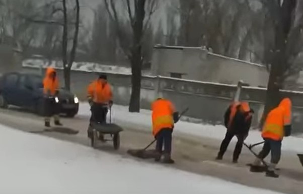 Столичные коммунальщики проводят ямочные ремонты и в снежную погоду