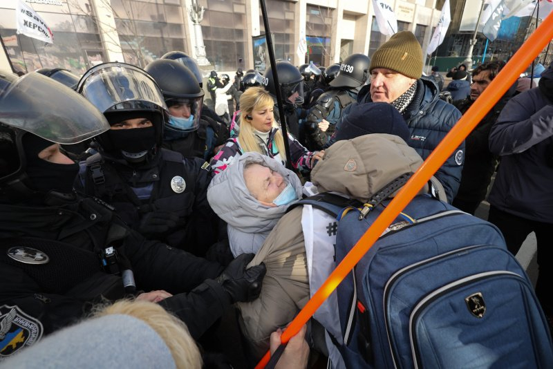 Под зданием ВР в Киеве произошли столкновения между митингующими и полицией, задержаны пять человек (видео)