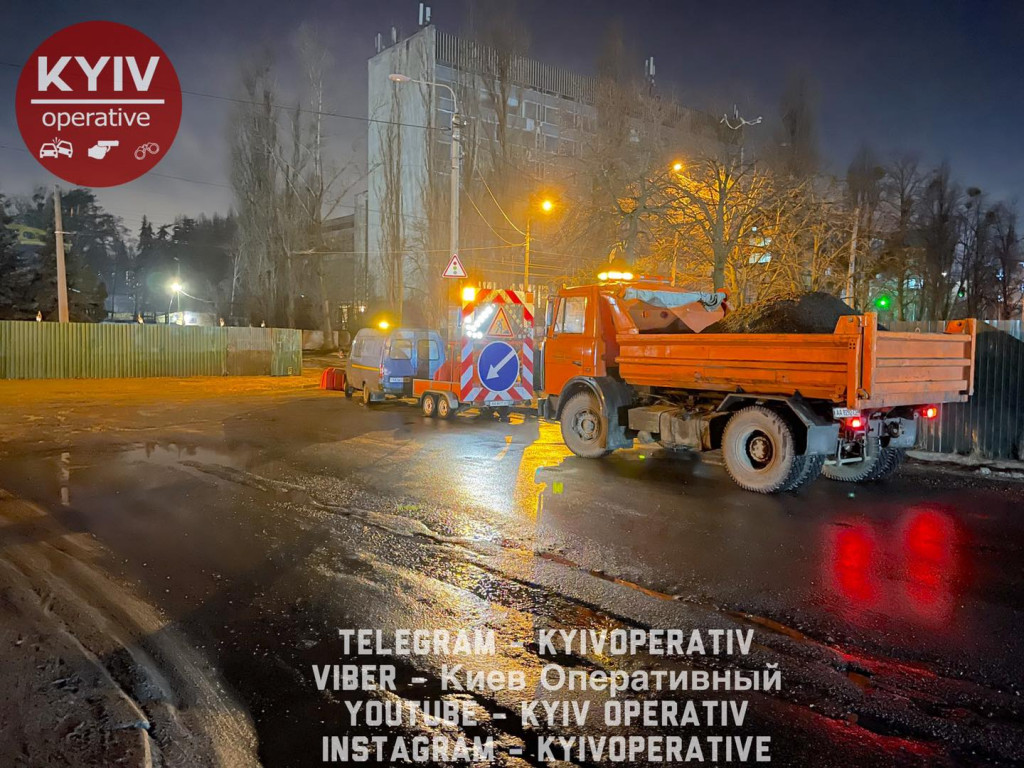 В столичном автобусе треснуло стекло после наезда на яму на улице Северо-Сырецкой (видео)