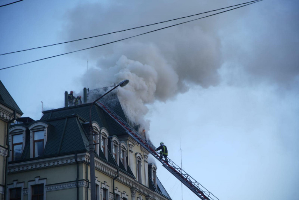 У Києві на Подолі внаслідок обстрілів окупантів виникло дві пожежі