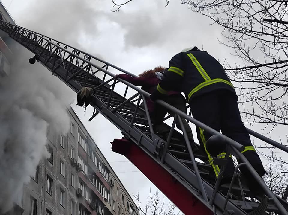 Снаряд влучив у багатоповерхівку на Оболоні, є постраждалі і загиблі