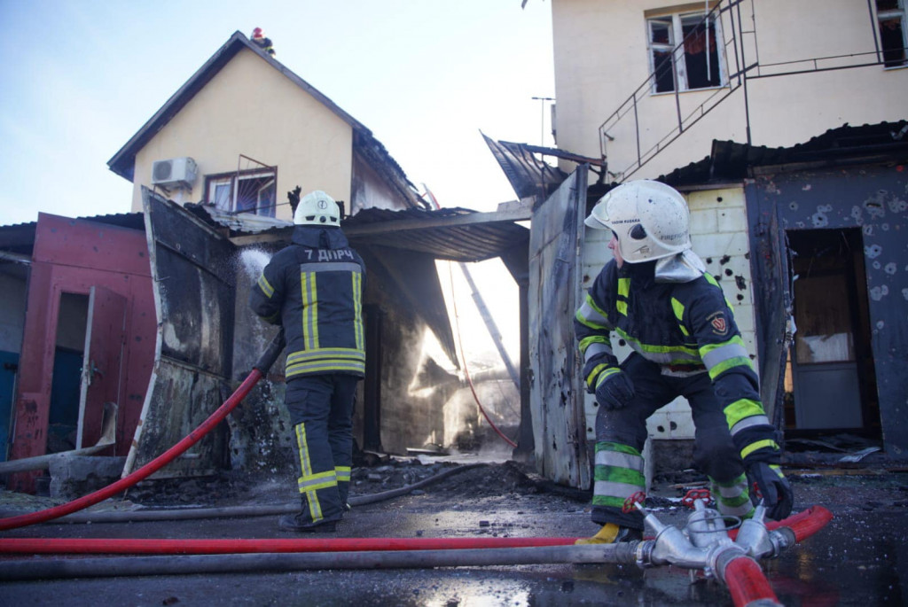 У Києві на Подолі внаслідок обстрілів окупантів виникло дві пожежі