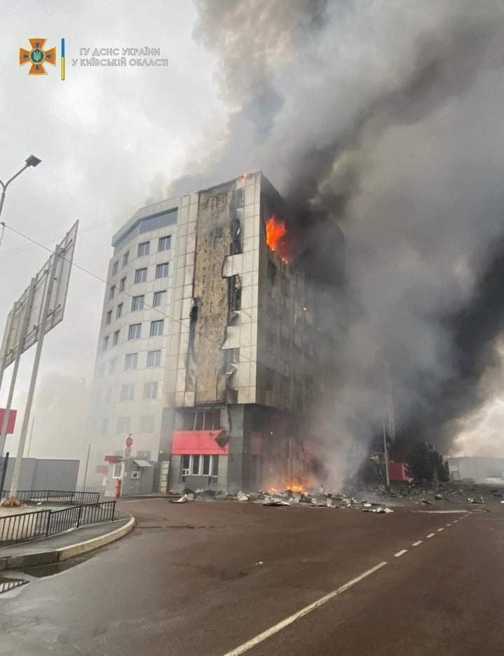 У селі Чайки Бучанського району через потрапляння снаряду горить склад та адміністративна будівля