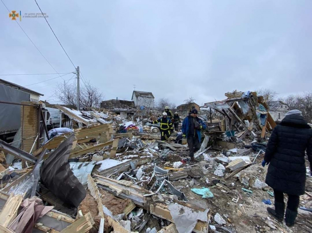 Надзвичайники повідомили про наслідки бомбардування у Калинівці