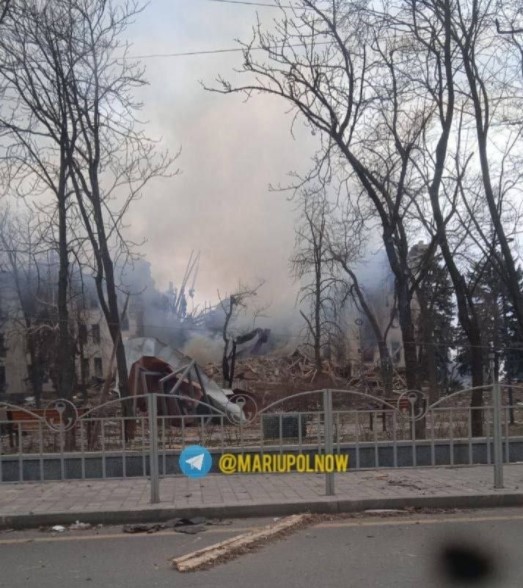 Російські окупанти скинули на Маріупольський драмтеатр надпотужну бомбу