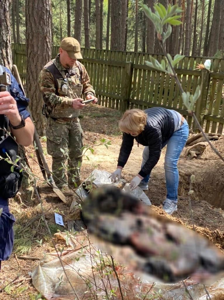 На Київщині виявили тіла чоловіків, яких рашисти убили та переїхали танком