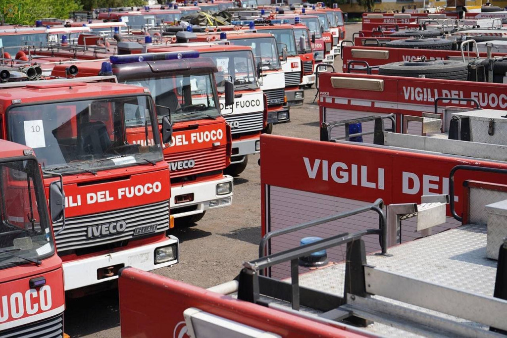 В Україну прибули 45 пожежних авто з Італії (фото)