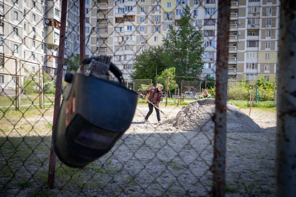 Комунальні служби вивезли з Києва понад 1,5 тисячі кубометрів будівельного брухту від зруйнованих рашистами будинків