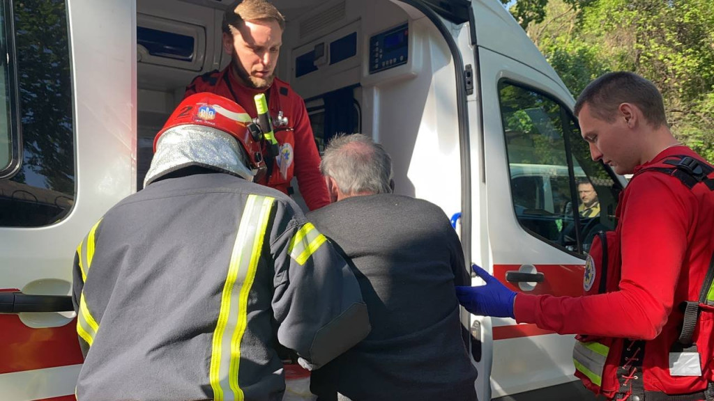 На столичних Нивках при пожежі в багатоповерхівці врятували людину (фото)