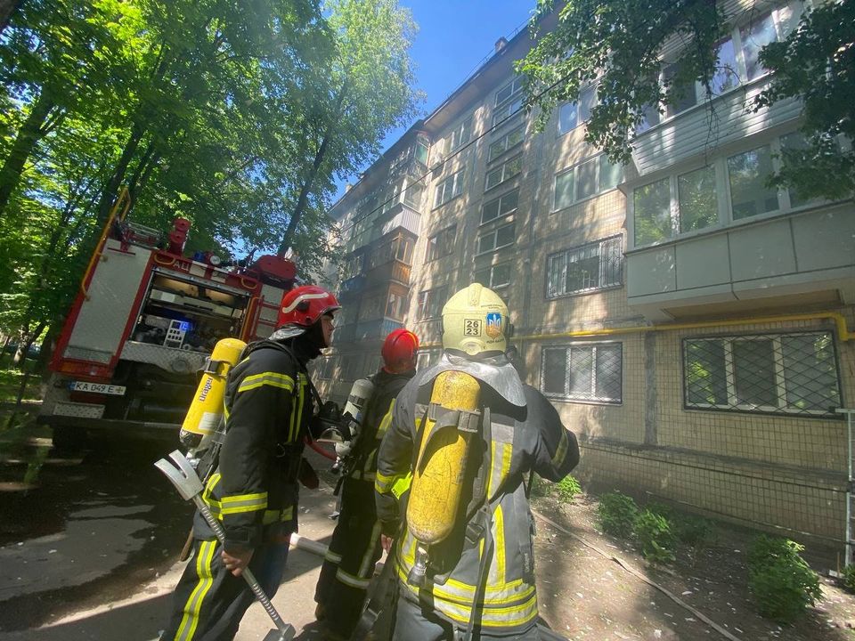 На столичних Нивках при пожежі в багатоповерхівці врятували людину (фото)