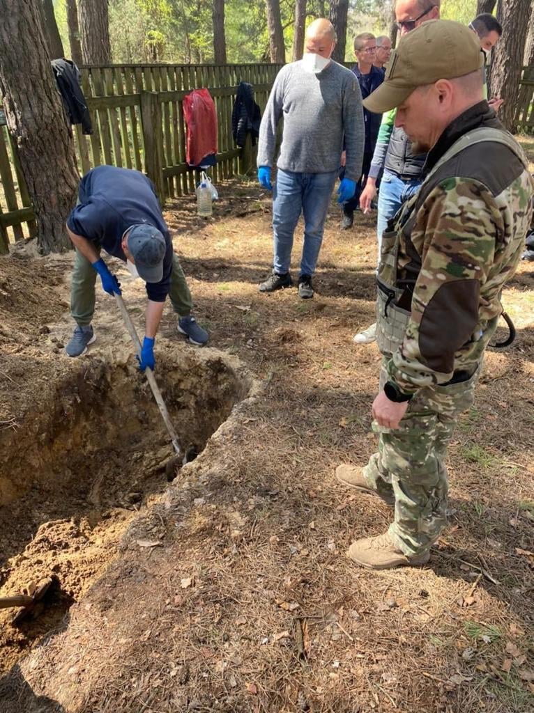 На Київщині виявили тіла чоловіків, яких рашисти убили та переїхали танком