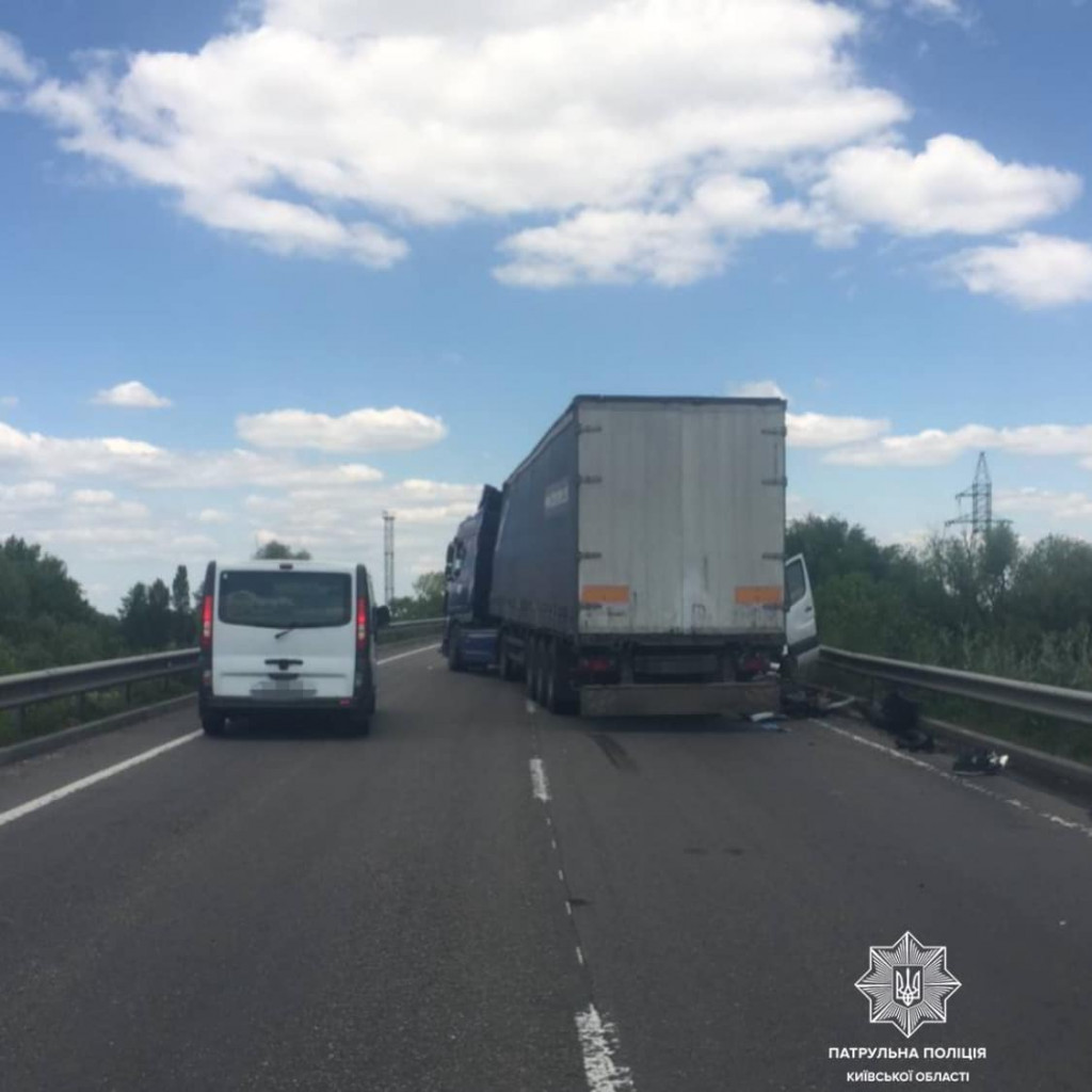 Під Києвом на об’їзній дорозі ускладнений рух через ДТП за участю вантажівки