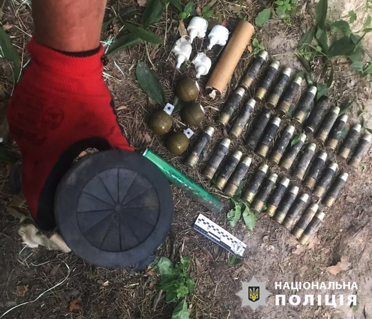 Правоохоронці знайшли біля Ворзеля на Київщині прихований арсенал зброї (фото)