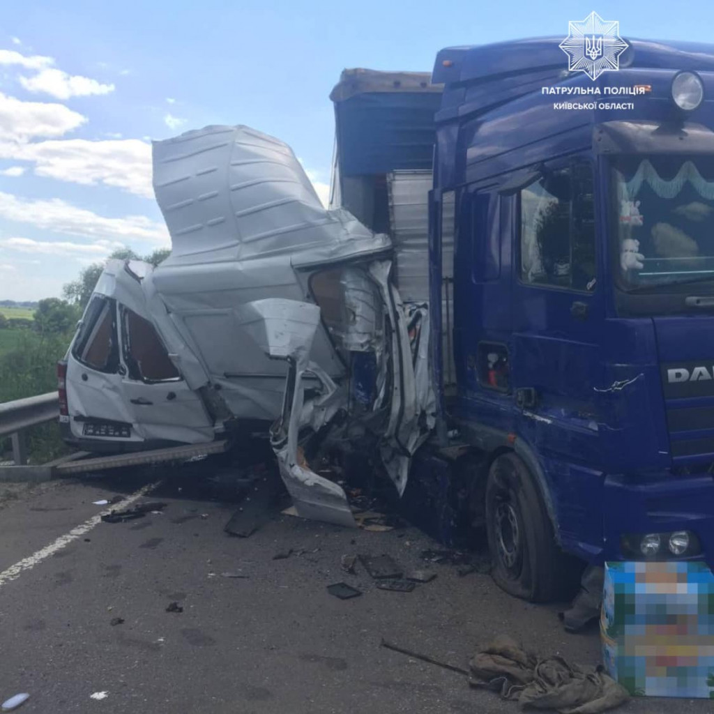 Під Києвом на об’їзній дорозі ускладнений рух через ДТП за участю вантажівки