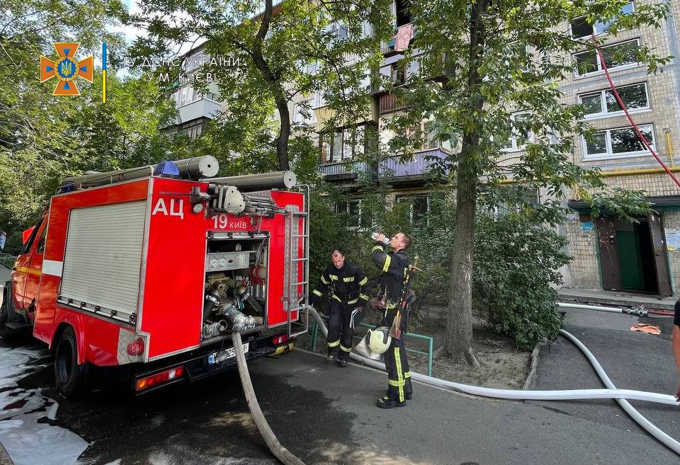 Під час ліквідації пожежі в столичній багатоповерхівці вогнеборці евакуювали жінку з немовлям