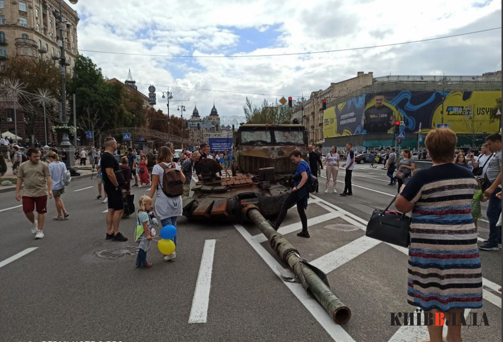 На Хрещатику в Києві відкрилась виставка знищеної техніки московитів (фоторепортаж)