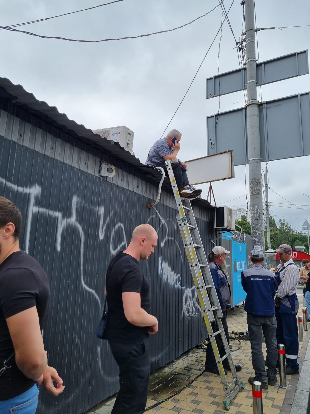 “Надія лише на Зеленського”: столичні підприємці виступили проти демонтажу кіосків біля метро “Дружби народів”