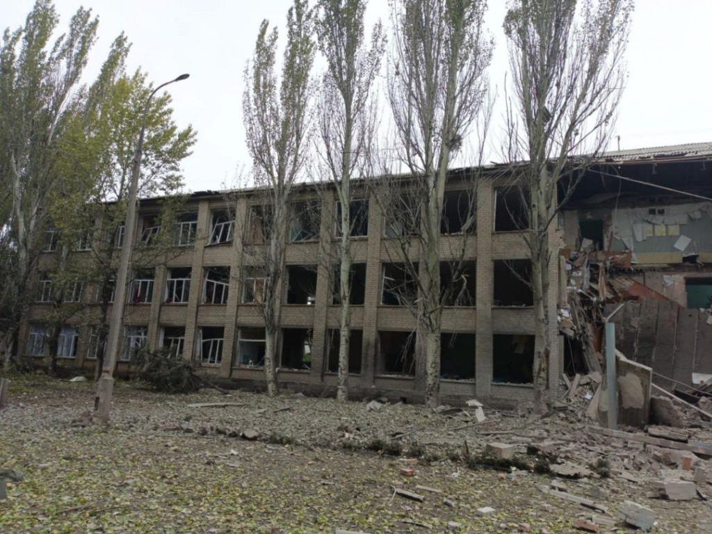 На Донеччині окупанти обстріляли школу з укриттям для цивільних