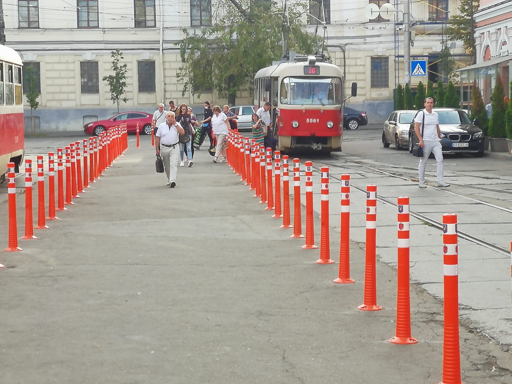 На столичному Подолі встановили делініатори на місці стихійної парковки