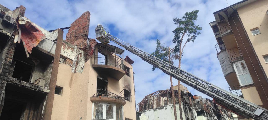 В Ірпені демонтували частину одного з найвідоміших розбомблених рашистами будинків