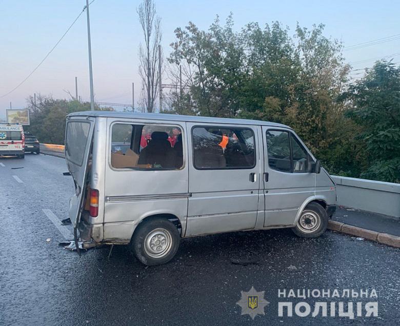 У Києві на вулиці Борщагівській внаслідок ДТП загинув водій мікроавтобуса