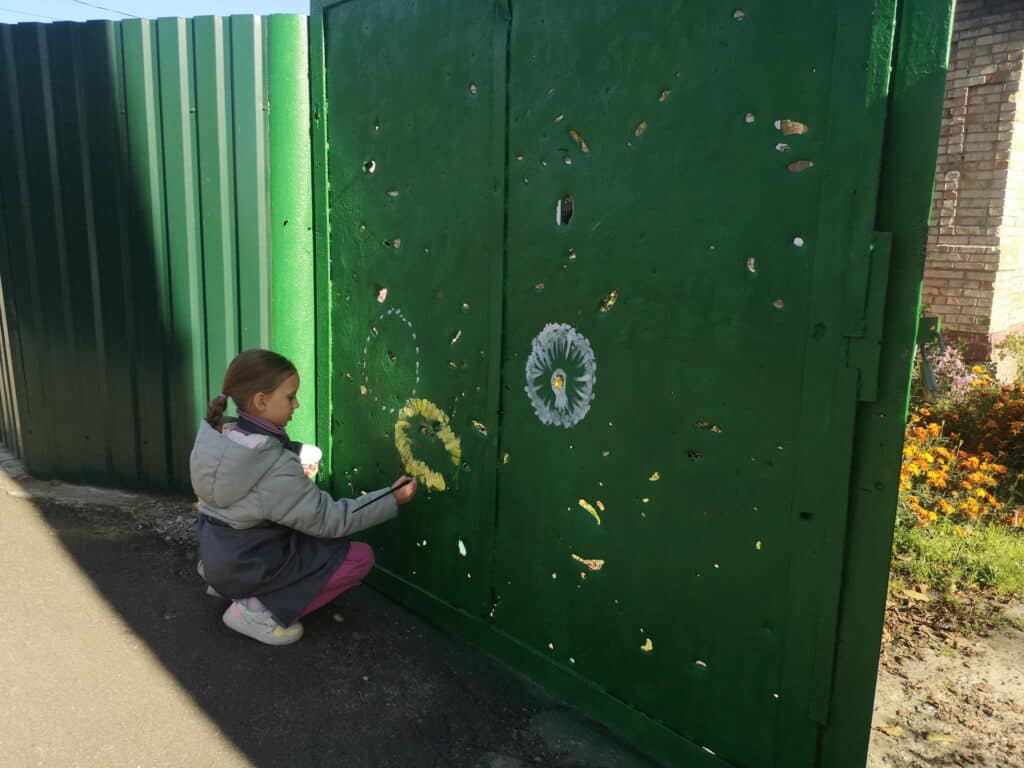 Ірпінські діти почали розмальовувати сліди від куль на вулицях міста