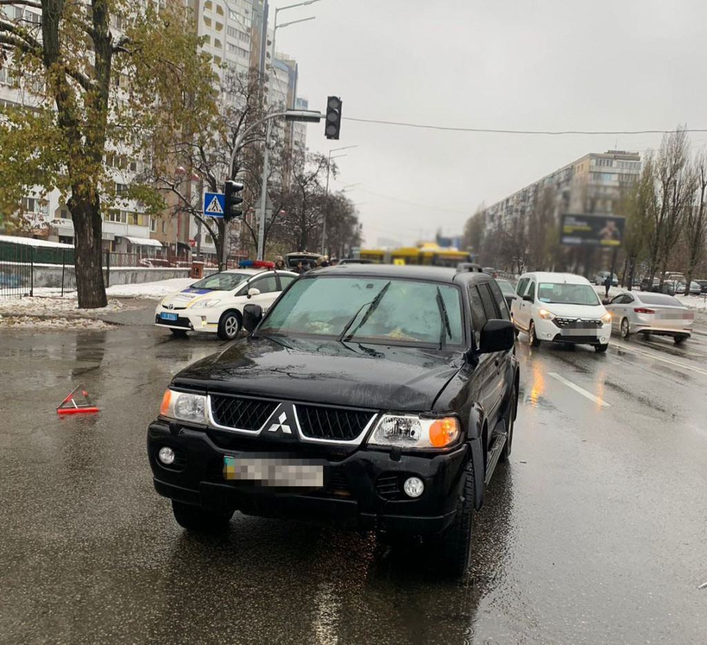 На Харківському шосе в Києві автівка на смерть збила пішохода