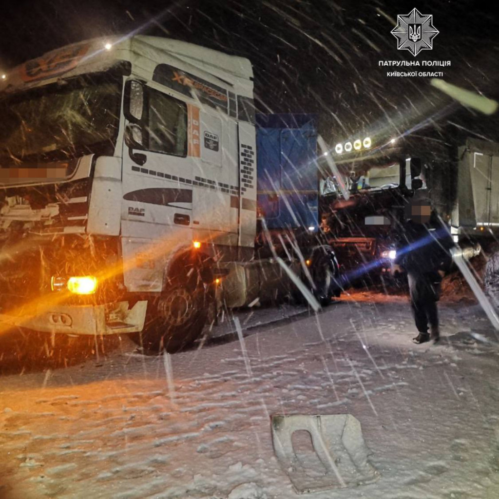 На трасі Київ-Одеса зіткнулися три вантажівки