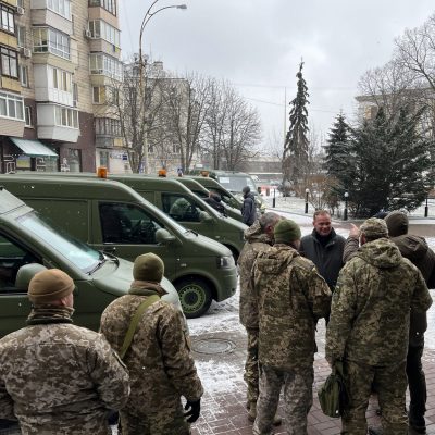 Колектив “Київміськбуду” передав автомобілі для ЗСУ