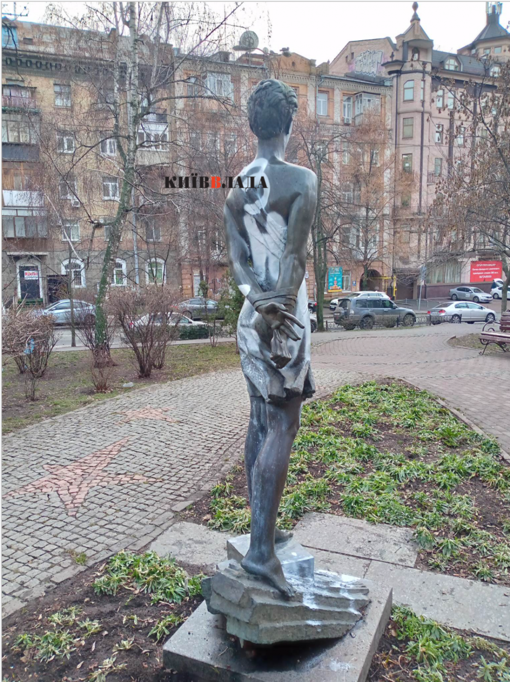 У Києві розмалювали монумент Зої Космодем’янської (ФОТО)