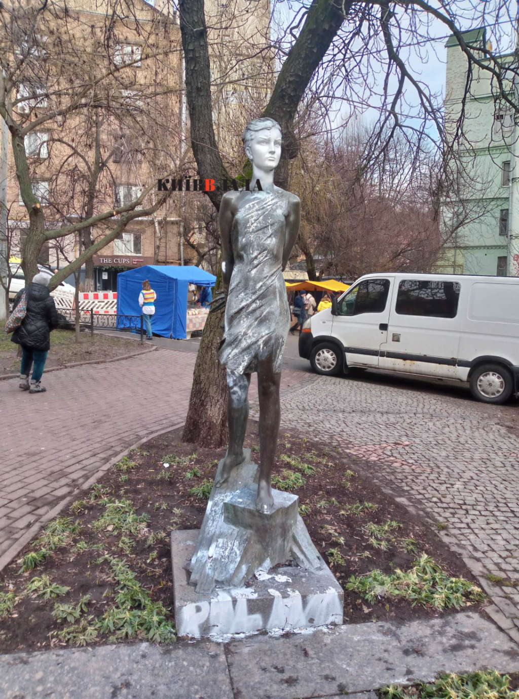 У Києві розмалювали монумент Зої Космодем’янської (ФОТО)