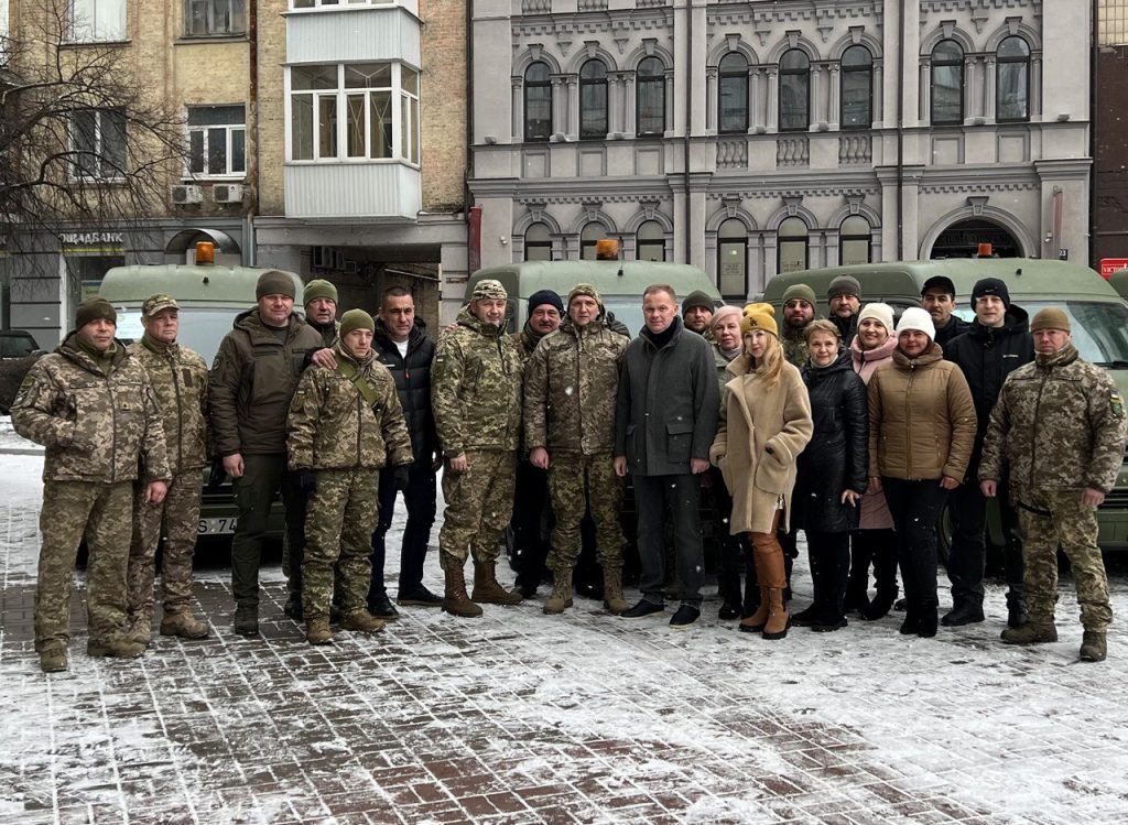 Колектив “Київміськбуду” передав автомобілі для ЗСУ