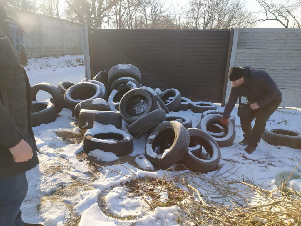 На Дарниці прибрали та вивезли на утилізацію понад 200 вживаних покришок (фото)