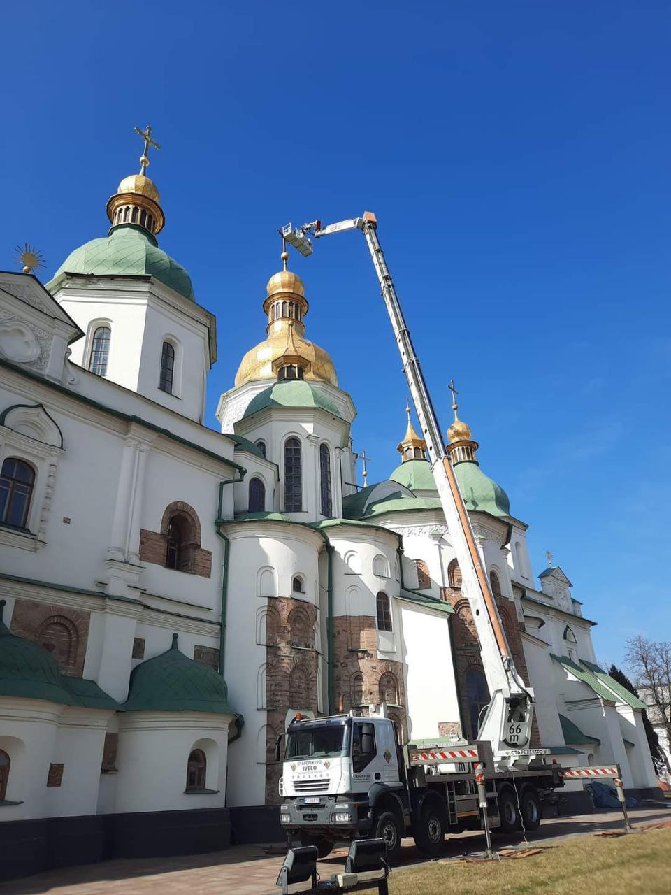 У Софії Київській перевірили на міцність головний купол та хрест