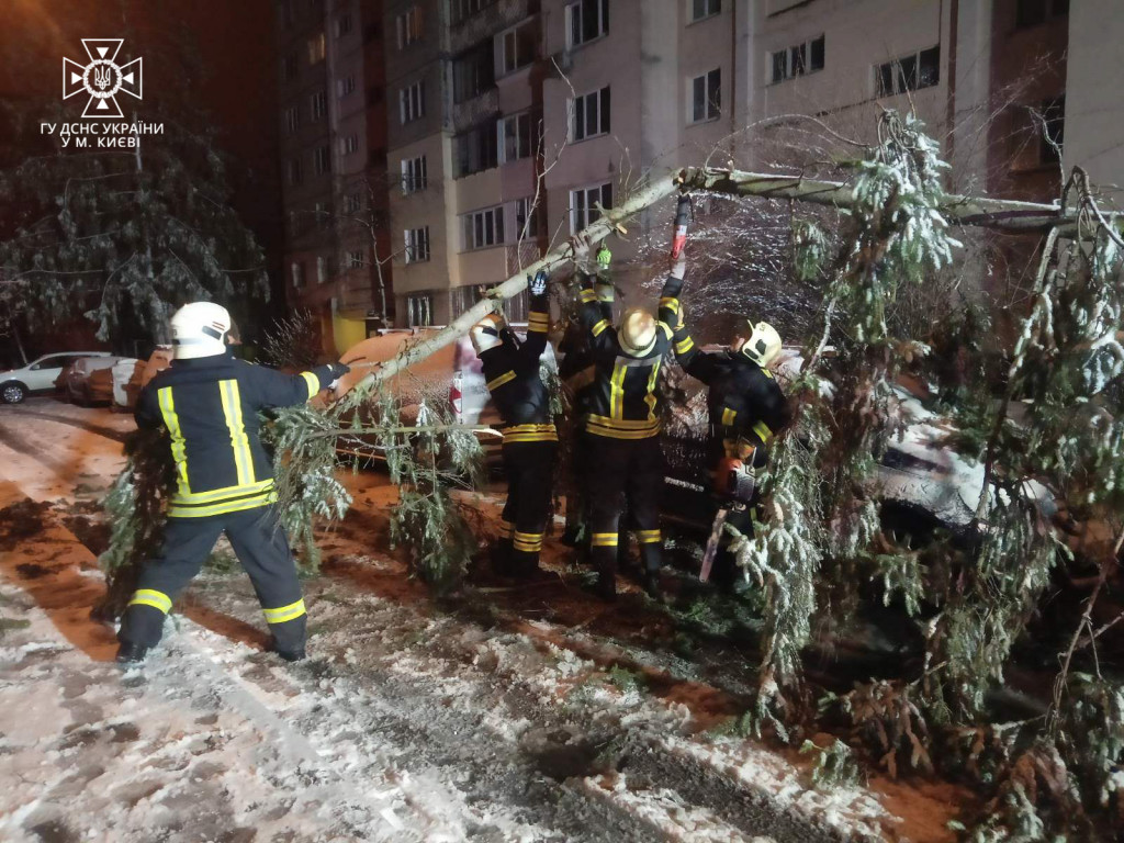 У Києві рятувальники та патрульні долають наслідки негоди (фото)