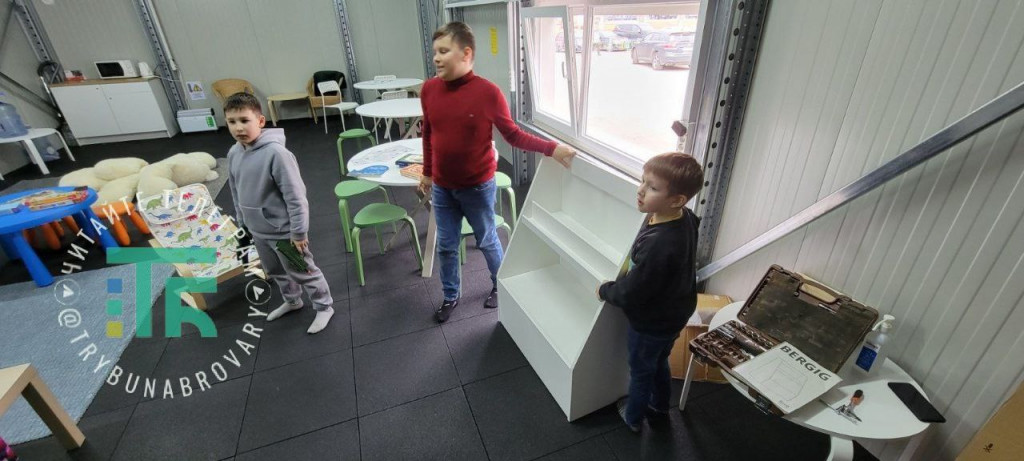 Броварський пункт незламності поповнився українськими книжками для дітей