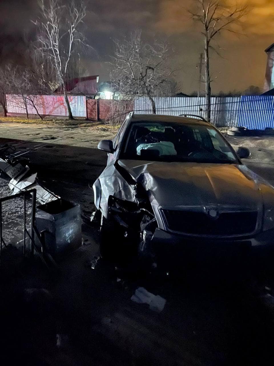 У Броварському районі п`яний водій авто не розминувся з електроопорою (фото)