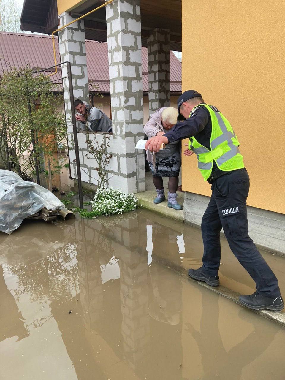 В Іванкові опади розмили дамбу, вода підтопила вулиці (фото)