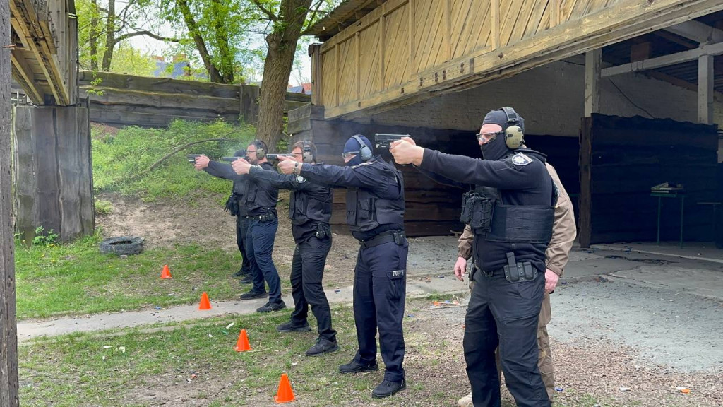 Бійці поліції охорони Київщини показали як відбуваються навчання на стрільбищі (фото)