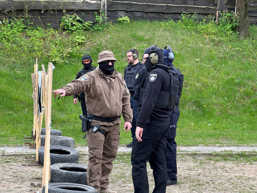 Бійці поліції охорони Київщини показали як відбуваються навчання на стрільбищі (фото)