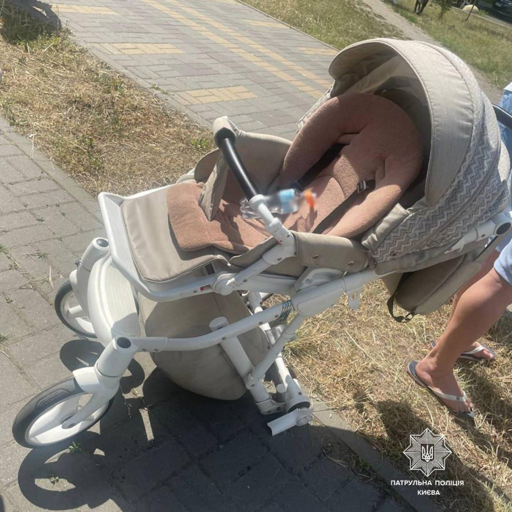 У Києві на Осокорках автомобіль наїхав на коляску з немовлям, дитину госпіталізували