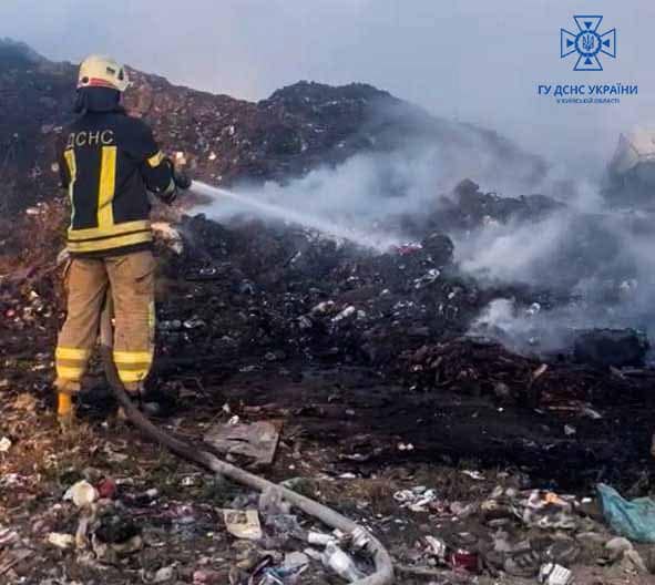 Під Києвом рятувальники впродовж восьми годин боролися з пожежею на сміттєзвалищі (фото, відео)