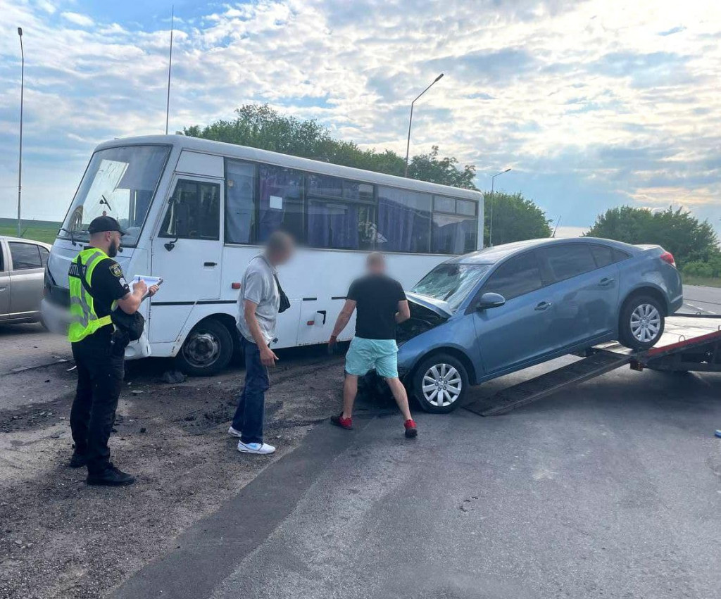 На Білоцерківщині внаслідок зіткнення легковика з маршруткою постраждало дві людини (фото)