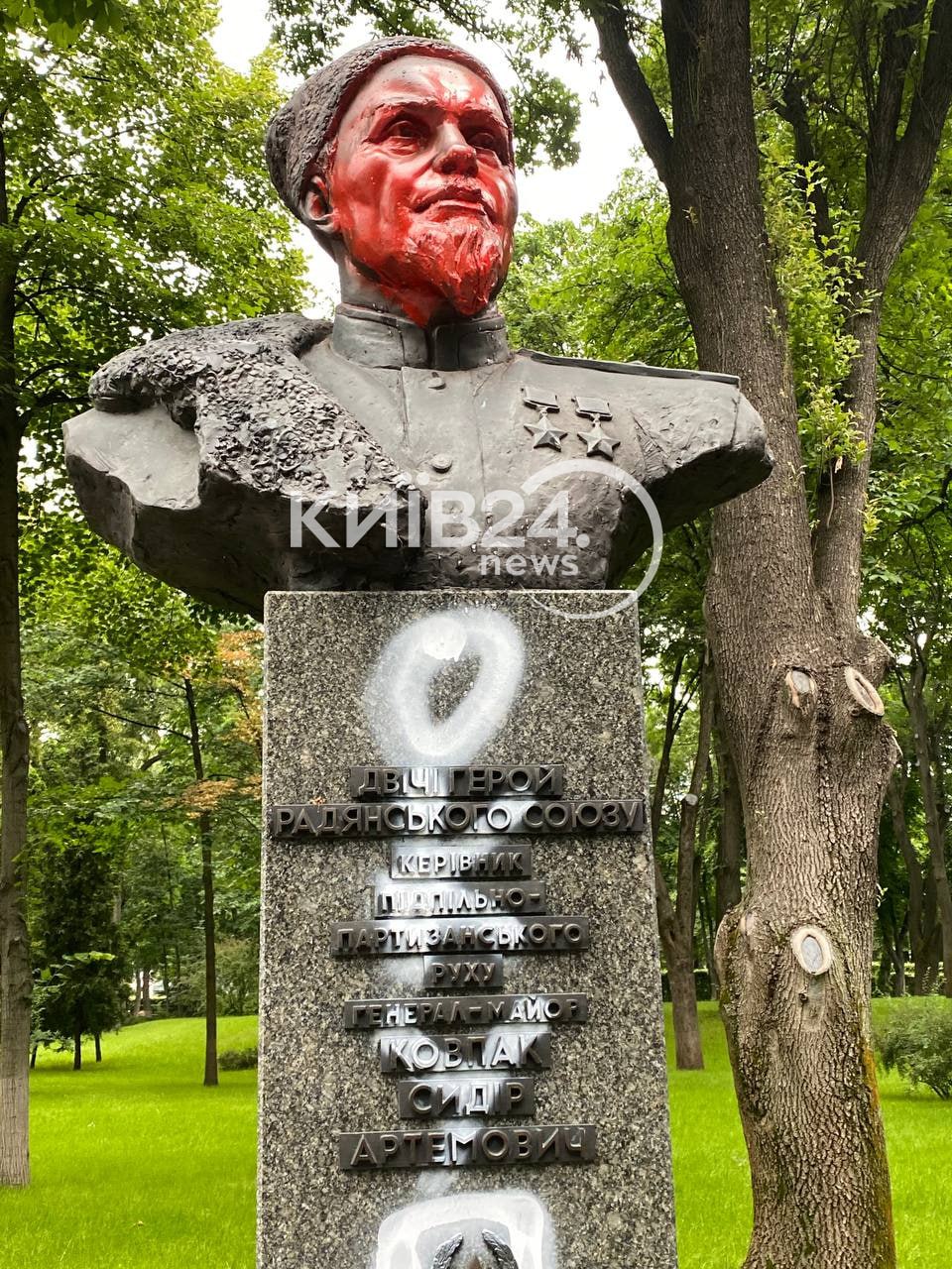 У Києві в парку облили фарбою бюсти радянських партизанів (фото)