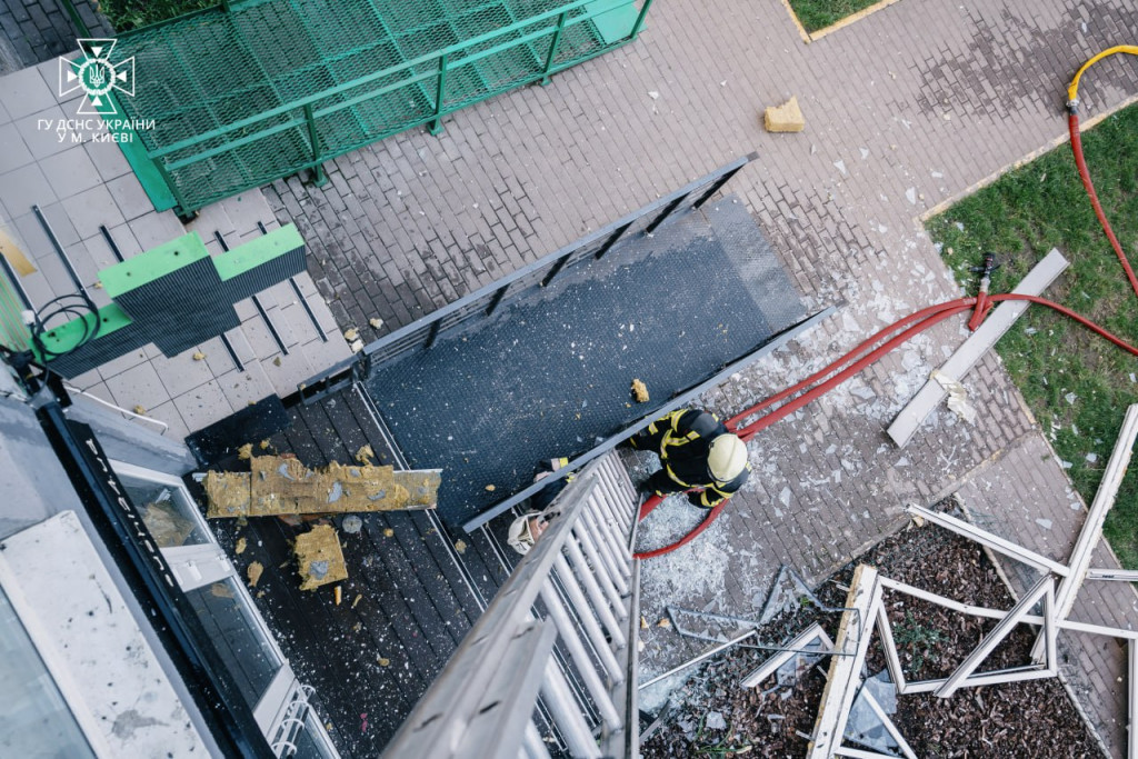 На столичних Позняках на балконі багатоповерхівки вибухнув газовий балон (фото)