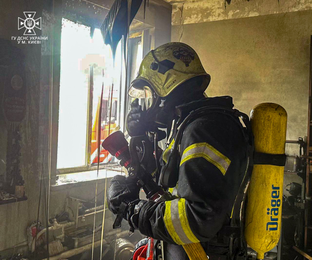 У Києві рятувальники евакуювали 60 осіб при ліквідації пожежі в поліклініці на Мостицькій