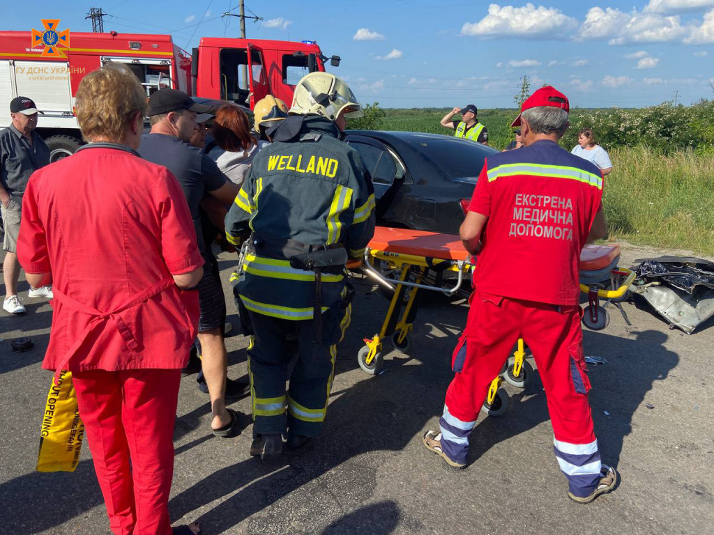 На Фастівщині рятувальники деблокували водія з понівеченого внаслідок ДТП авто (фото)