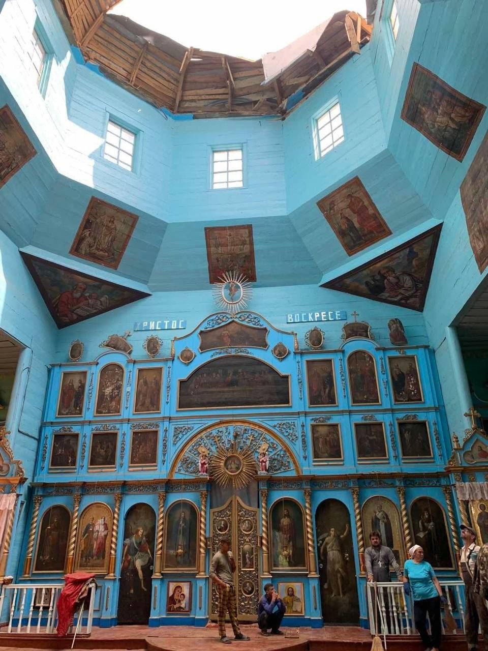 На Київщині після зливи впав купол старого храму (фото)