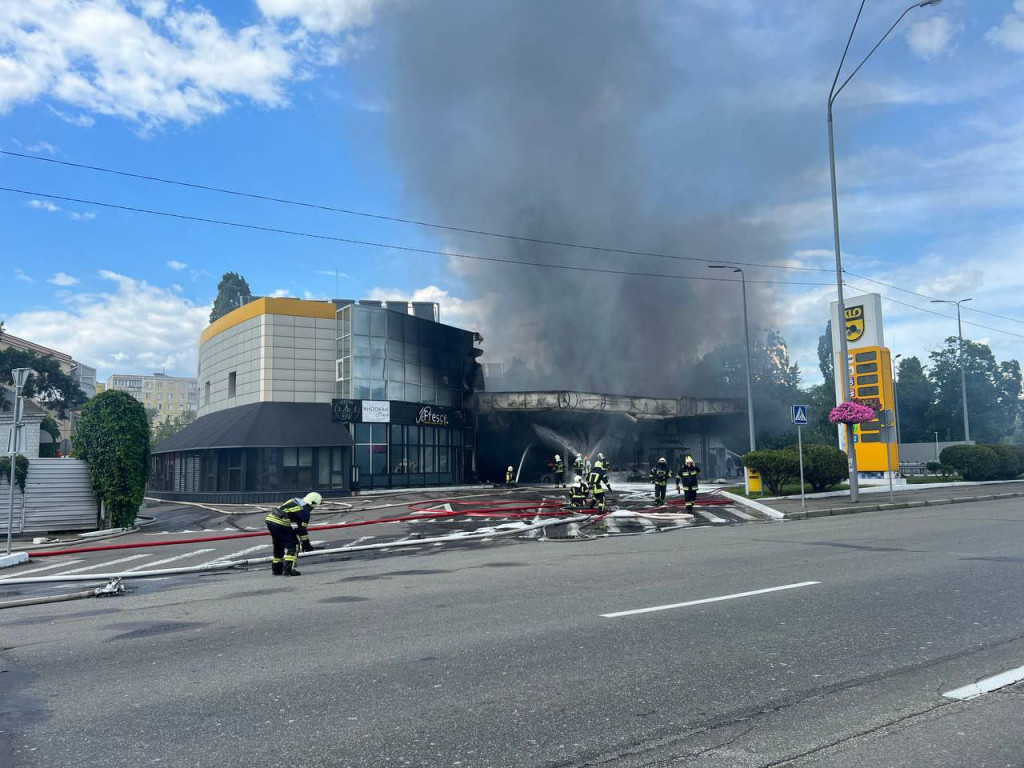 У Києві на Броварському проспекті виникла пожежа на АЗС, є постраждалі